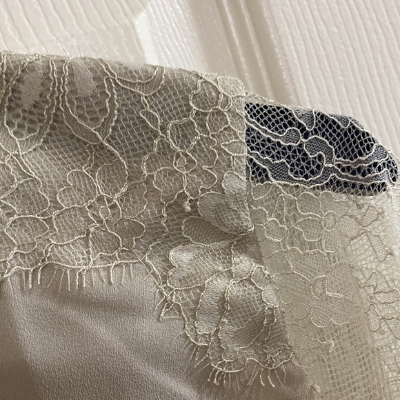 Banana Republic Lacy Blouse. Size Small - Picture 3 of 6